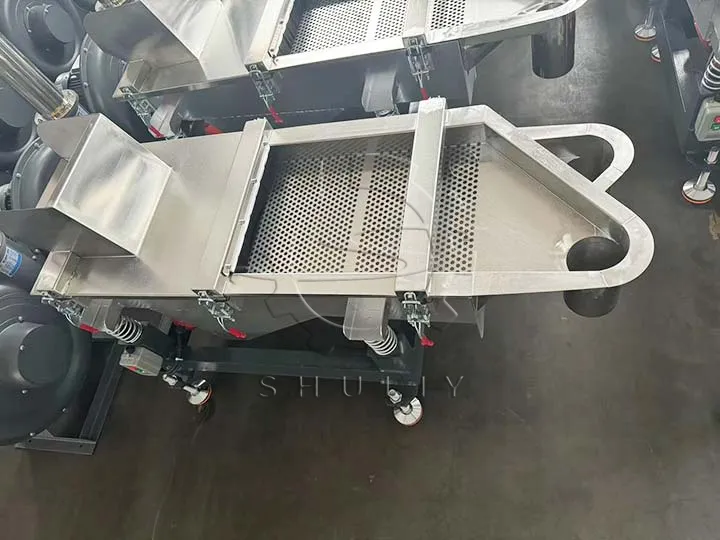 Plastic granule vibrating screen