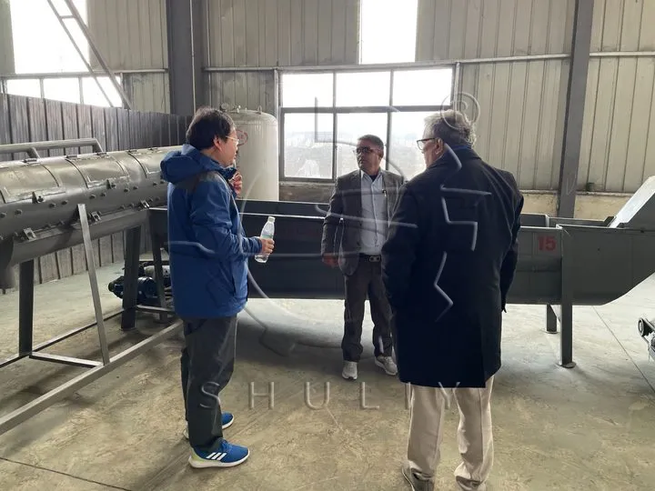 Clientes do Nepal visitam máquina de lavar garrafas de plástico